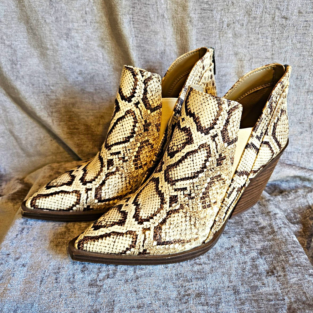 Vince Camuto Snake Print Leather Ankle Bootie Women’s US 6 Pointed Toe Zip